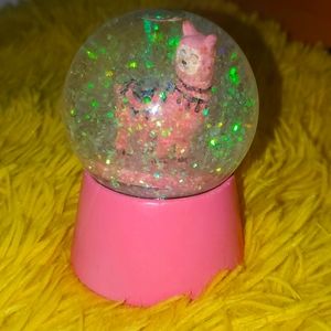 this is a lama snow glovbe